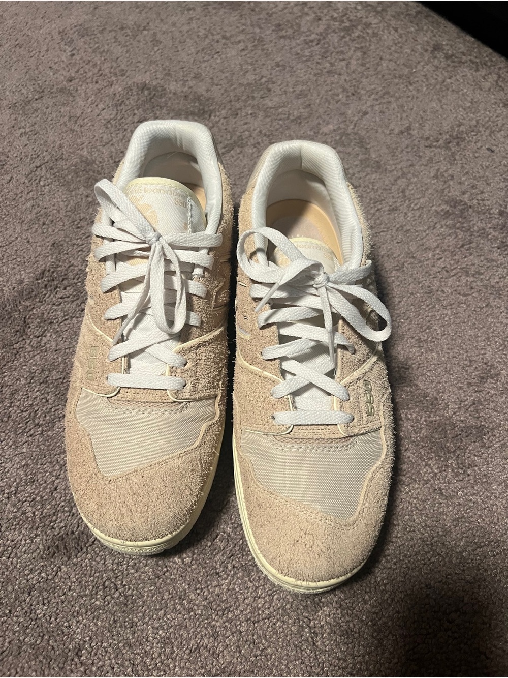 Men’s tan New Balance 550s